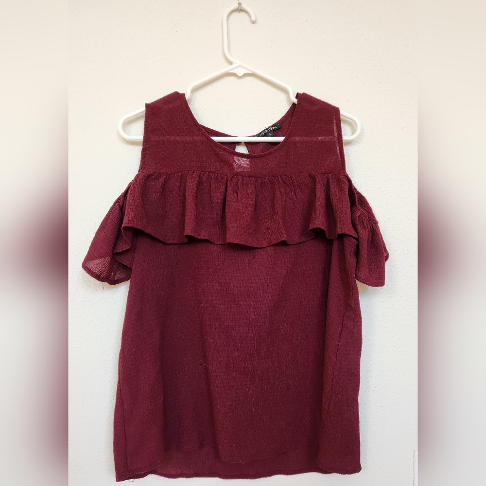 Large, Burgundy "cold shoulder" blouse with elastic ruffle sleeves (short).